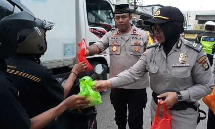 Kapolsek Benda Bersama Polwan Polrestro Tangkot Berikan Takjil Kepada Pengguna Jalan