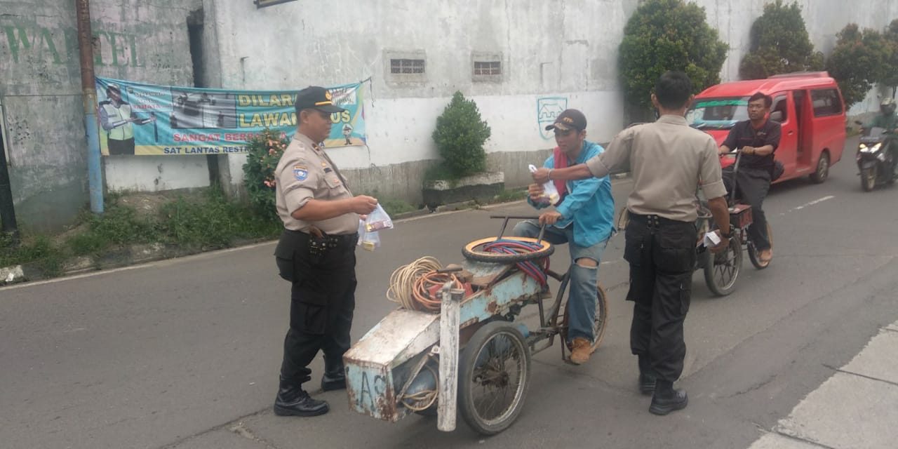 Anggota Polsek Karawaci bagi bagi Takjil