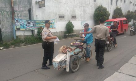 Anggota Polsek Karawaci bagi bagi Takjil