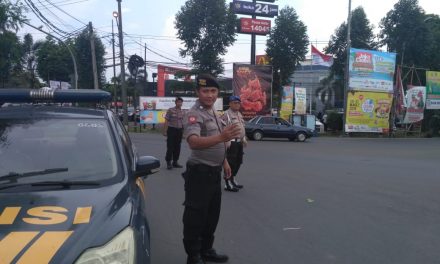 PATROLI POLSEK KARAWACI GIAT PENGATURAN LALIN DI PEREMPATAN TL SHINTA MC.DONALD