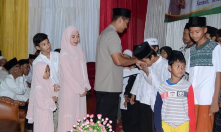 KAPOLSEK DAN WAKA POLSEK KARAWACI MENGADAKAN BUKA PUASA BERSAMA DENGAN TOGA DAN TOMAS SERTA MEMBERIKAN SANTUNAN ANAK ANAK YATIM