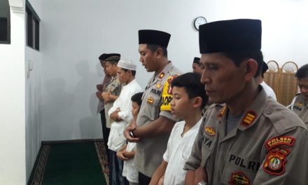 KAPOLSEK KARAWACI BERSAMA ANGGOTA MELAKSANAKAN SHOLAT TARAWEH DI MUSHOLA AT-TAKWA POLSEK KARAWACI