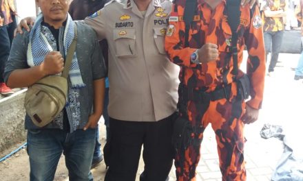 KANIT BINMAS IPDA SUDARTO,SH  SAMBANG KE ANGGOTA ORMAS PEMUDA PANCASILA BP GOZALI RESDIKanit binmas ipda sudarto, sh  melaksanakan sambang ke tokoh ormas bp. gozali resdi sebagai anggota ormas pemuda pancasila yang berada di kel sumur pacing pada hari Minggu tanggal 19 Mei 2019 pukul 11.15 wib.   Dalam kesempatan ini kanit binmas menyampaikan  pesan pesan kamtibmas kepada bp gozali resdi mari kita galang persatuan dan kesatuan jangan sampai bangsa ini terkotak kotak dan kita jalin silaturahmi antar pemuda antar agama suku ras supaya kita ini hidup bisa berdampingan antara satu dengan yang lainya sehingga bisa tercapai situasi yang kondusif di masyarakat.  Kanit binmas menghimbau mari kita tungggu hasil pengumuman pemilu pada tanggal 22 mei 2019 dan di himbau kepada rekan 2 ormas PP untuk tidak hadir ke kantor pusat KPU yang ada di jakarta lebih baik kita menunggu keputusan dari ketua KPU dan lebih baik kita melakukan kegiatan di rumah atau dilingkungan kita untuk mencari nafkah guna memenuhi kebutuhan keluarga sehari 2.  Bp gozali resdi sebagai anggota ormas  pemuda pancasila di kel sumur pacing sangat senang sekali atas silaturahmi kanit binmas semoga antara polisi dengan masyarakat atau tokoh lainya dapat bersinergi dengan baik.