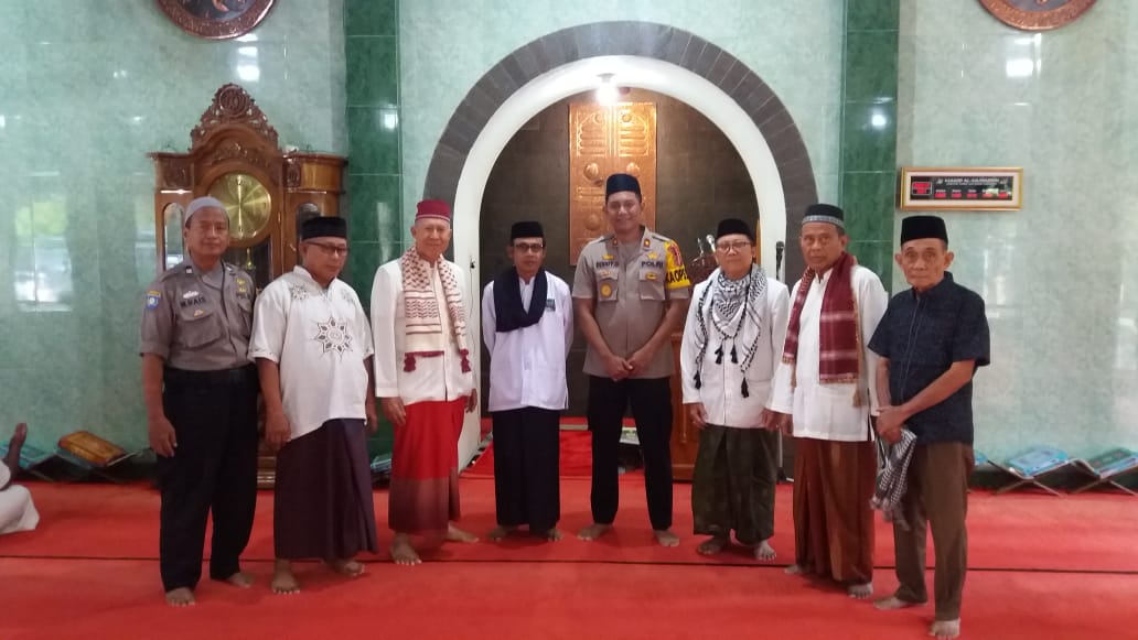 POLISI CINTA MASJID: KAPOLSEK KARAWACI DAN BINAMAS CIMONE JAYA  MELAKSANAKAN SHOLAT JUM’AT  DI MASJID JAMI ALMUHAJIRIN