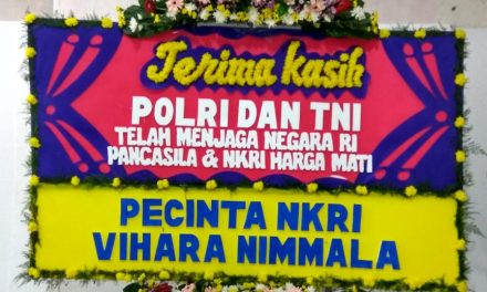 PENYERAHAN PAPAN BUNGA OLEH MASYARAKAT KARAWACI BENTUK KEPEDULIAN TERHADAP POLRI DAN TNI.