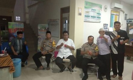 KAPOLSEK KARAWACI BUKA BERSAMA DENGAN  TOKOH MASYARAKAT DI KELURAHAN BOJONG JAYA