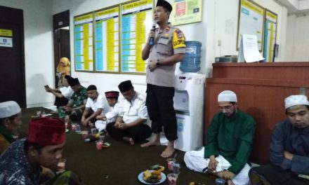 KAPOLSEK KARAWACI BUKA BERSAMA DENGAN  TOKOH MASYARAKAT DI KELURAHAN NAMBO  JAYA.