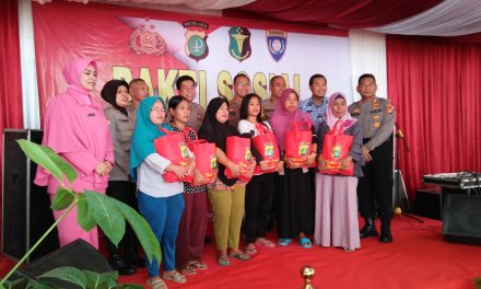 BAKTI SOSIAL PENGOBATAN DAN PEMBERIAN SEMBAKO DI KAMPUNG BARU KEL. DADAP KEC. KOSAMBI KAB. TANGERANG