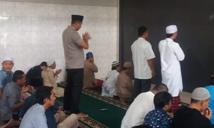 Kapolsek karawaci Kompol Doddy Ginanjar S.H bersama kanit binmas Ipda Sudarto S.H melaksanakan giat jumling ( jumat keliling)