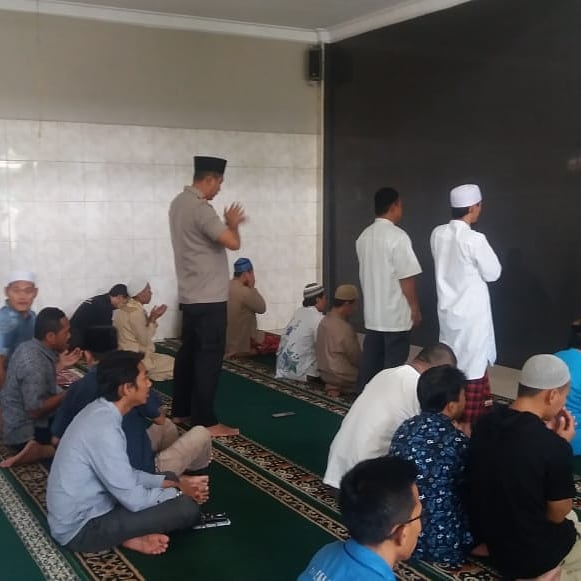 Kapolsek karawaci Kompol Doddy Ginanjar S.H bersama kanit binmas Ipda Sudarto S.H melaksanakan giat jumling ( jumat keliling)