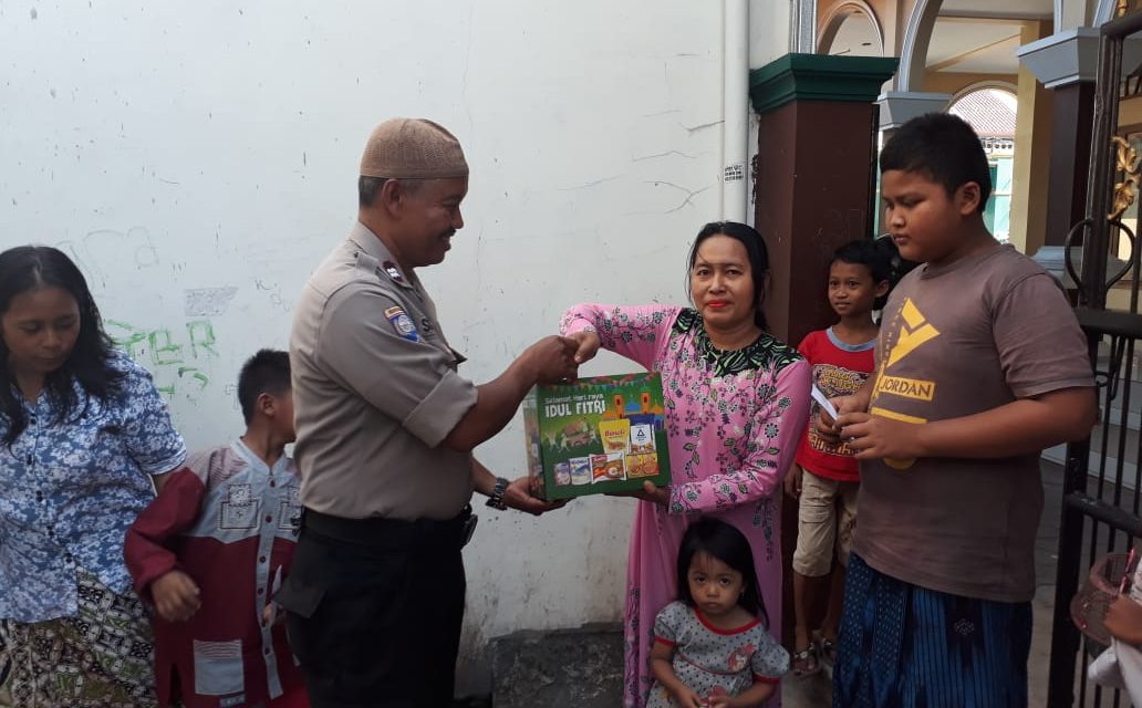 Polsek Cipondoh Bagikan Berkah Ramadhan Di Slum Area