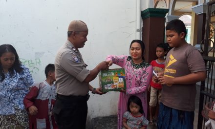 Polsek Cipondoh Bagikan Berkah Ramadhan Di Slum Area