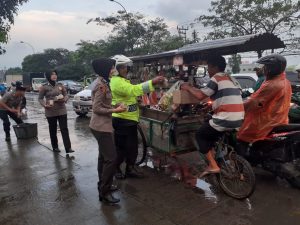 Kapolsubsektor Palem Semi Bersama Polwan Polsek Jatiuwung Bagi-Bagi Takjil Kepada Para Pengguna Jalan