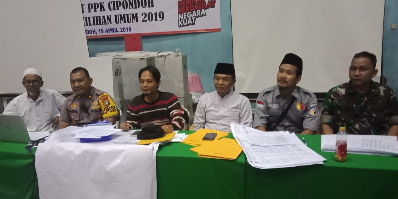 Rapat Pleno Rekapitulasi Pemilu 2019 Kecamatan Cipondoh Dijaga Ketat Polisi