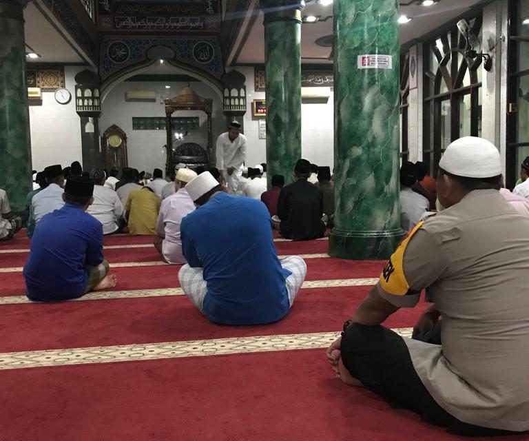 Hadir di Tengah-tengah Masyarakat, Kapolsek Cipondoh Gelar Sholat Subuh Berjamaah