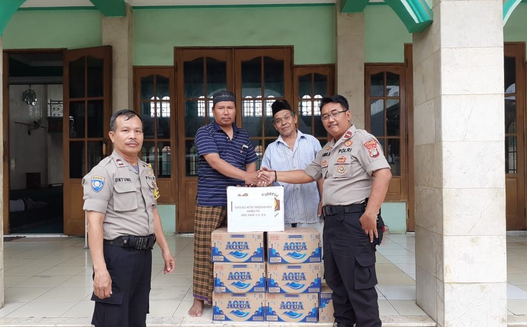 Polsek Cipondoh Bagikan Takjil di Berbagai Masjid