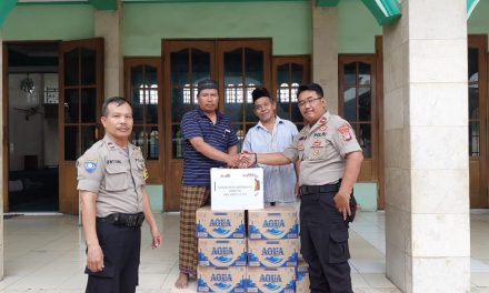 Polsek Cipondoh Bagikan Takjil di Berbagai Masjid