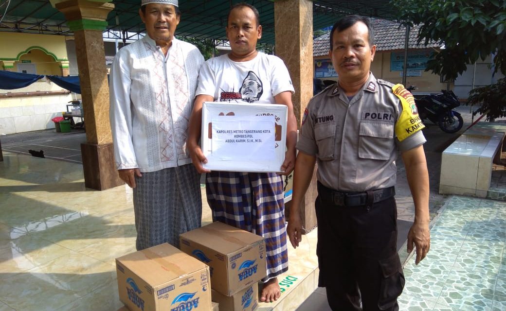 Bhabinkamtibmas Polsek Cipondoh Berikan Bantuan Kepada Pengurus Masjid