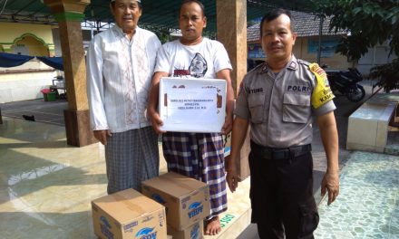 Bhabinkamtibmas Polsek Cipondoh Berikan Bantuan Kepada Pengurus Masjid