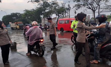 Kapolsubsektor Palem Semi Bersama Polwan Polsek Jatiuwung Bagi-Bagi Takjil Kepada Para Pengguna Jalan