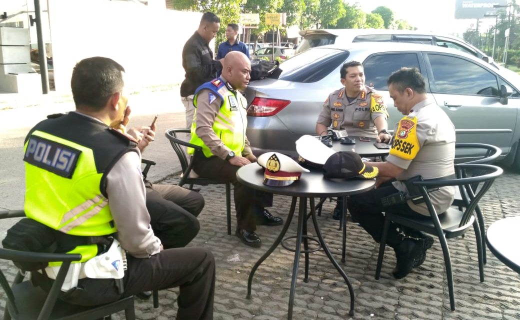 Kapolrestro Tangerang Kota Pantau Kepulangan Buruh Dari Jakarta Di Rest Area