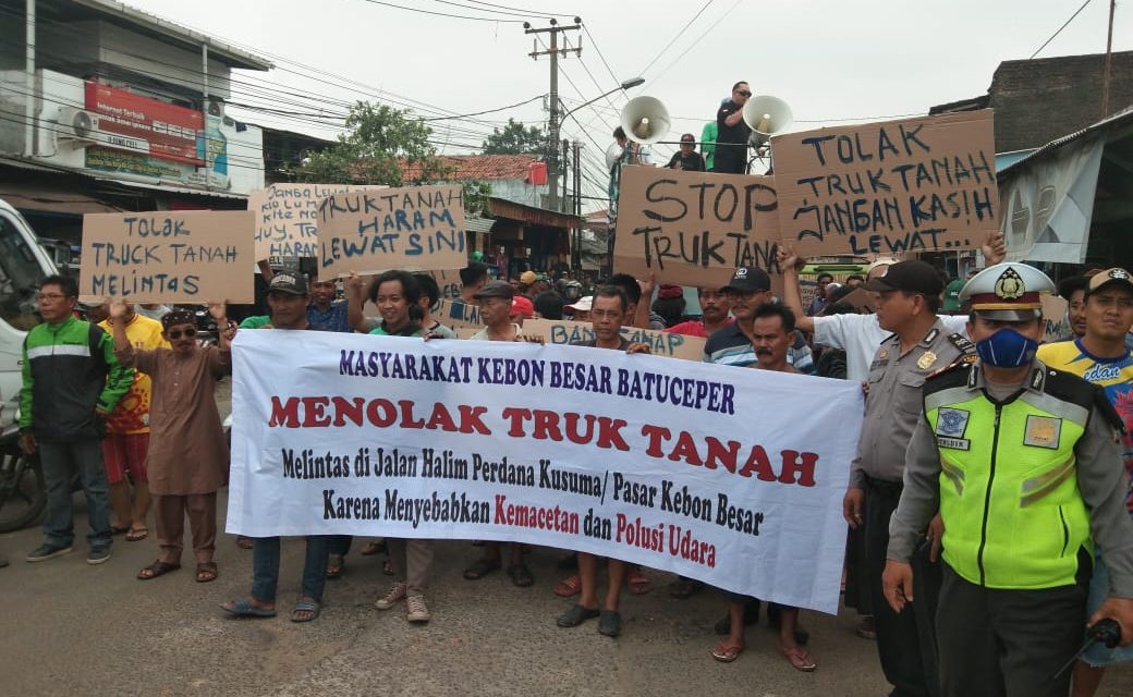 4 Truk Tanah di Sandra oleh Warga yang berunjuk rasa di Batu Ceper, Polisi Urai Kemacetan