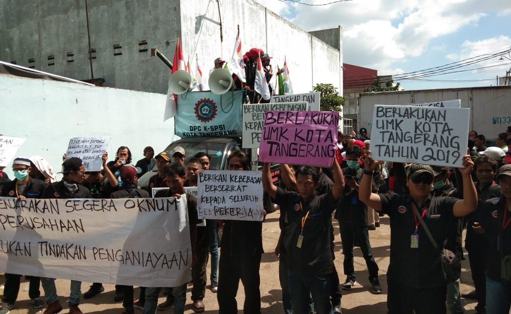 Demo aksi unjuk Rasa karyawan di PT. Shiba Hidrolik Pratama di Batuceper, Kapolsek batuceper berikut anggota personil TNI/POLRI hadir di tengah-tengah massa aksi unras