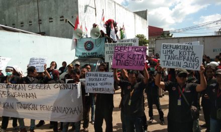 Demo aksi unjuk Rasa karyawan di PT. Shiba Hidrolik Pratama di Batuceper, Kapolsek batuceper berikut anggota personil TNI/POLRI hadir di tengah-tengah massa aksi unras