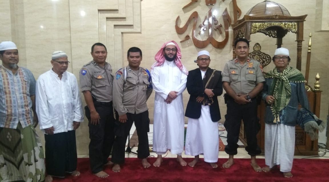 Menjalin Silaturahmi dengan Sholat Tarawih ala Polsek Cipondoh