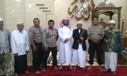 Menjalin Silaturahmi dengan Sholat Tarawih ala Polsek Cipondoh