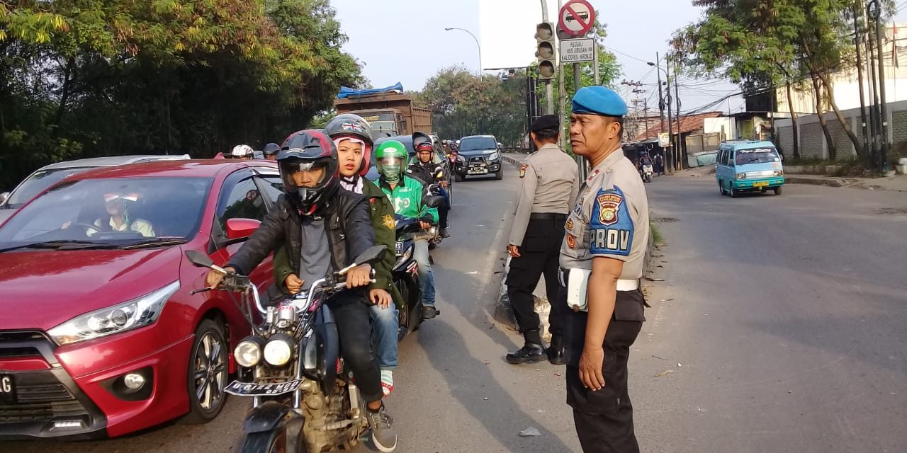 Di Bulan Puasa Pelayanan Gatur Lalin Senin Pagi para anggota personil tetap berjalan untuk lancarkan arus lalu lintas