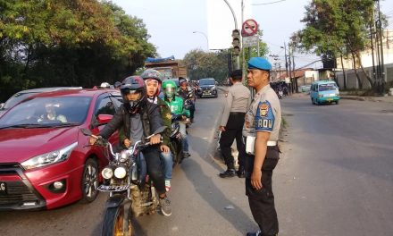 Di Bulan Puasa Pelayanan Gatur Lalin Senin Pagi para anggota personil tetap berjalan untuk lancarkan arus lalu lintas