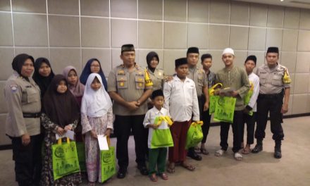 Polsek Benda Serahkan Bantuan Kepada 30 Anak Yatim