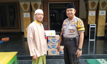 Berkah Bulan Ramadhan, Polsek Cipondoh Bagikan Takjil Jelang Buka Puasa