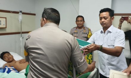 Kapolrestro Tangkot Jenguk Korban Luka Tembak Saat Unras di Bawaslu