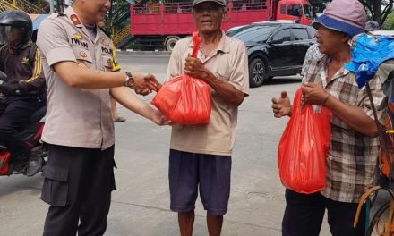 Kapolsek Batuceper berikan sembako kepada tukang Becak