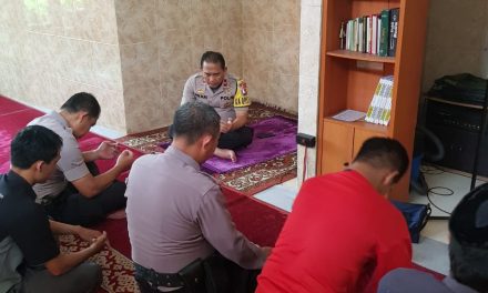 Kapolsek Batuceper sholat Dzuhur berjamaah bersama warga Kelurahan Batuceper