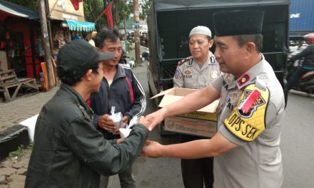 Kegiatan pembagian Takjil Buka Puasa kepada penarik becak dan tukang ojek