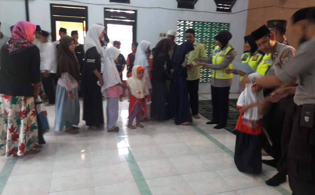 Polrestro Tangkot Berikan Santunan Kepada Anak Yatim