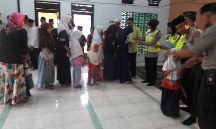 Polrestro Tangkot Berikan Santunan Kepada Anak Yatim