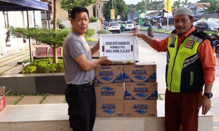 Peduli Terhadap Masyarakat, Polsek Cipondoh Bagikan Takjil