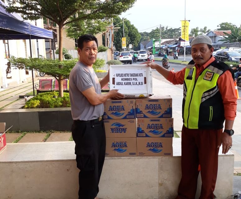 Peduli Terhadap Masyarakat, Polsek Cipondoh Bagikan Takjil