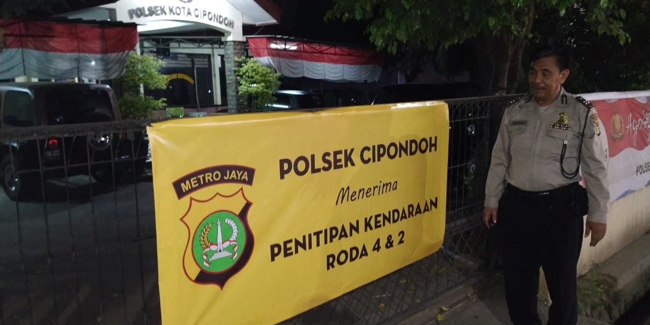 Polsek Cipondoh Pasang Banner Penitipan Kendaran Bagi Warganya Yang Mudik