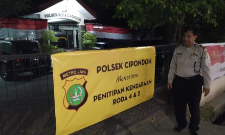 Polsek Cipondoh Pasang Banner Penitipan Kendaran Bagi Warganya Yang Mudik