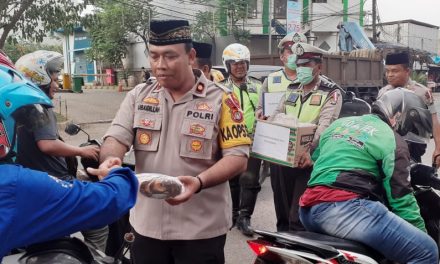 SEMARAK RAMADHAN,POLSEK BENDA BAGI-BAGI TAKJIL GRATIS KE PENGGUNA JALAN