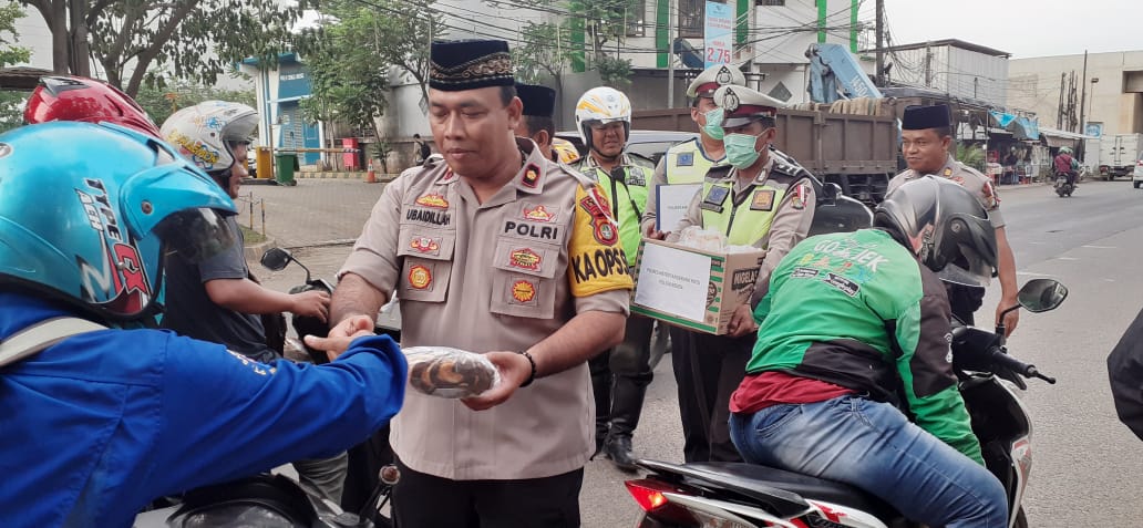 SEMARAK RAMADHAN,POLSEK BENDA BAGI-BAGI TAKJIL GRATIS KE PENGGUNA JALAN