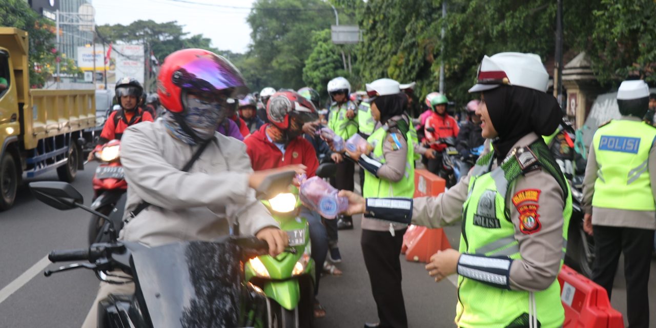 Polwan Cantik Polrestro Tangkot Berbagi Takjil Dengan Pengendara