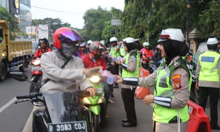 Polwan Cantik Polrestro Tangkot Berbagi Takjil Dengan Pengendara