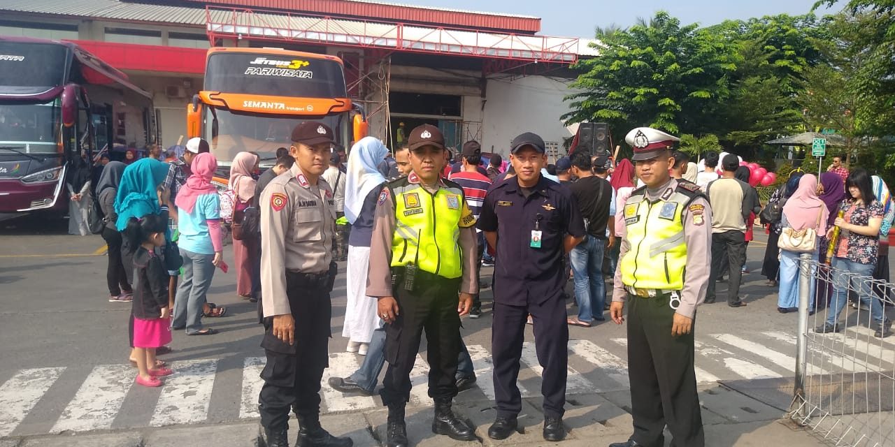 Personil Polsek Batuceper lakukan Pengamanan keberangkatan Mudik bareng karyawan PT.PZ Cussns Indonesia