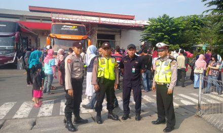 Personil Polsek Batuceper lakukan Pengamanan keberangkatan Mudik bareng karyawan PT.PZ Cussns Indonesia